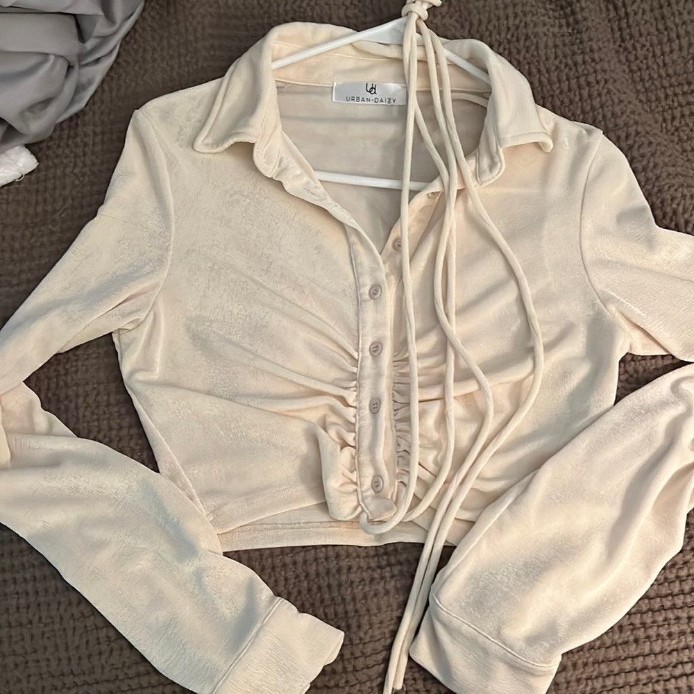 Urban Daisy Off White Cinch Top